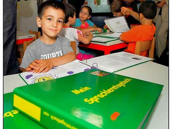 In den grünen Sprachlerntagebuch-Ordnern wird seit 2006 die Sprachentwicklung von Kitakindern dokumentiert.