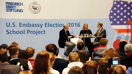 Die Veranstaltung wurde von Tagesspiegel-Redakteurin Juliane Schäuble (Podium, Mitte) moderiert. Neben ihr (re.) US-Botschafter John B. Emerson.