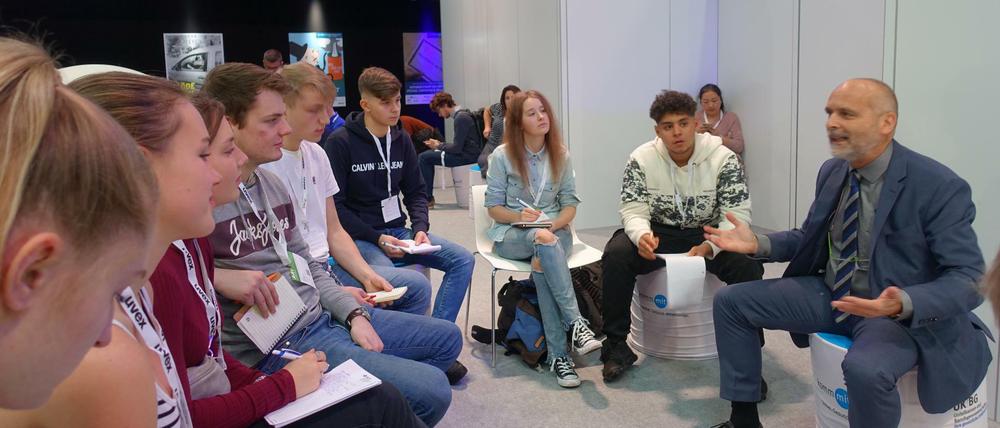 Schülerinnen und Schüler des Berliner Wald-Gymnasiums im Gespräch mit Gregor Doepke von der DGUV.