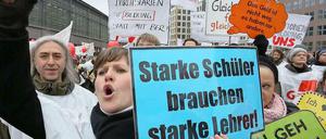 Rund 5000 Lehrer streikten am Montag an Berliner Schulen. In Mitte kamen sie zu einer Demonstration zusammen.