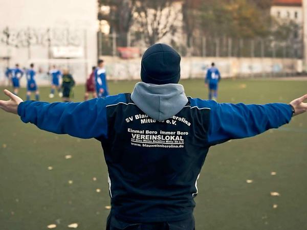 Breites Kreuz, großes Herz, Vollgas-Trainer. Berolina ist Schröderland und in Schröderland ist Fußball immer auch Kampf, ein 90minütiger Tanz an der Seitenlinie.