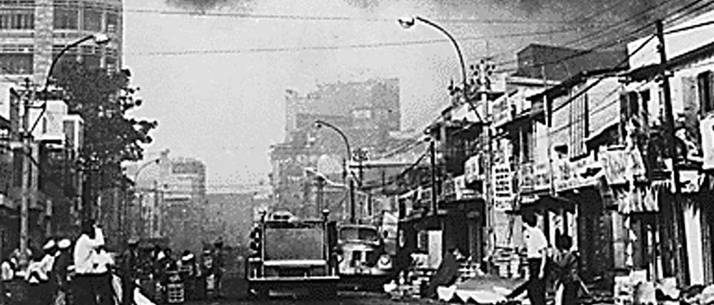 Der Angriff auf Saigon stellte die zweite Phase der bisher umfangreichsten kommunistischen Offensive seit Beginn des Vietnam-Krieges dar. Sie wurde mit dem Überfall von Vietcong-Verbänden und nordvietnamesischen Truppen auf insgesamt sieben südvietnamesische Städte eingeleitet. Das Foto zeigt Saigon unter einer schwarzen Rauchwolke.