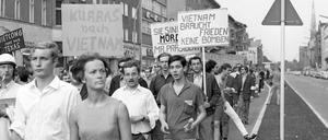 Rund 1000 junge Menschen nahmen im Juni 1967 an der von der sozialistischen Jugend Deutschlands "Die Falken" organisierten Vietnam-Demonstration durch die Berliner Stadtviertel Tiergarten und Wedding teil. Beteiligt waren zahlreiche Studentenverbände und Jugendorganisationen.