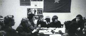 Das Foto zeigt eine Gruppe Studierender und Mitglieder des SDS auf einem Vorbereitungstreffen des Vietnam-Kongresses in Berlin