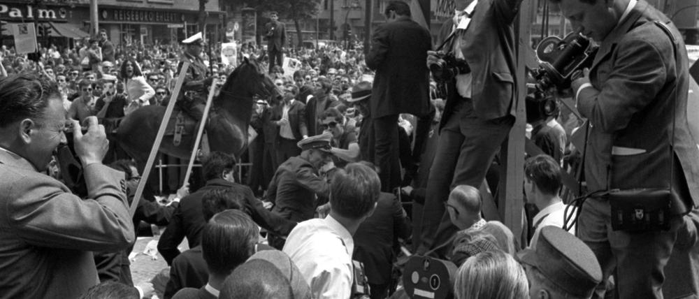 Auseinandersetzungen zwischen Polizei und Studenten wie 1967 bei der Anti-Schah-Demo vor dem Schöneberger Rathaus wurden weniger
