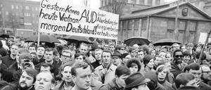 Berliner versammelten sich auf dem Wittebergplatz, um gegen den Krieg in Vietnam zu protestieren.