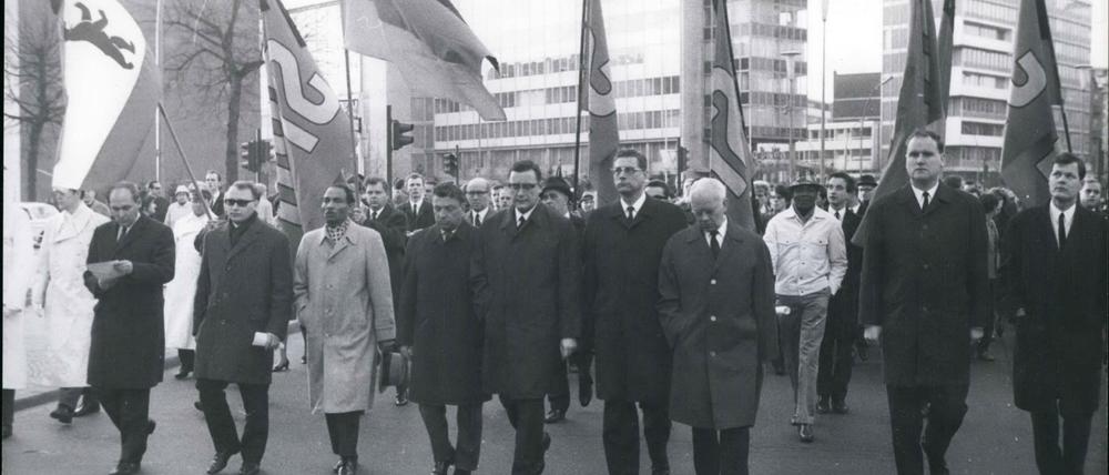 Mehrere hundert Berliner ehrten am 6. April 1968 den ermordeten Martin Luther King mit einem Trauerzug durch die Innenstadt. Im Vordergrund Bürgermeister Klaus Schütz.