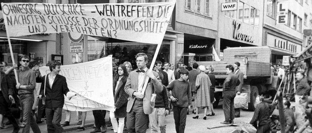 In der Bonner Innenstadt demonstrierten mehrere hundert Studenten und Jugendliche gegen das Attentat auf Rudi Dutschke und den Polizeieinsatz gegen Demonstranten.