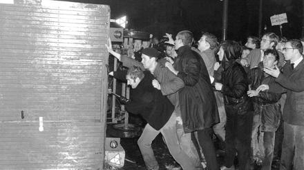 Am Abend des 13.4.1968 versuchten Demonstranten in Frankfurt die Ausgänge der Societäts-Druckerei zu verbarrikadieren, um die Auslieferung der Zeitung der Bild-Zeitung zu verhindern. Die Demonstrationen, die das ganze Osterwochenende anhielten, richteten sich gegen die Bild und den Axel-Springer-Verlag, der vom SDS als "Zentrum der systematischen Hetzkampagne gegen politische Minderheiten" bezeichnet wurde.