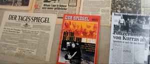 Die Polizeihistorische Sammlung Berlin präsentierte zum 50. Jahrestag der Erschießung von Benno Ohnesorg die Sonderausstellung "Heute Student morgen tot". Zeitungstitel vom Juni 1967.