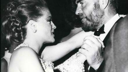 Romy Schneider und James Mason tanzen auf dem Filmball der Berliner Filmfestspiele.