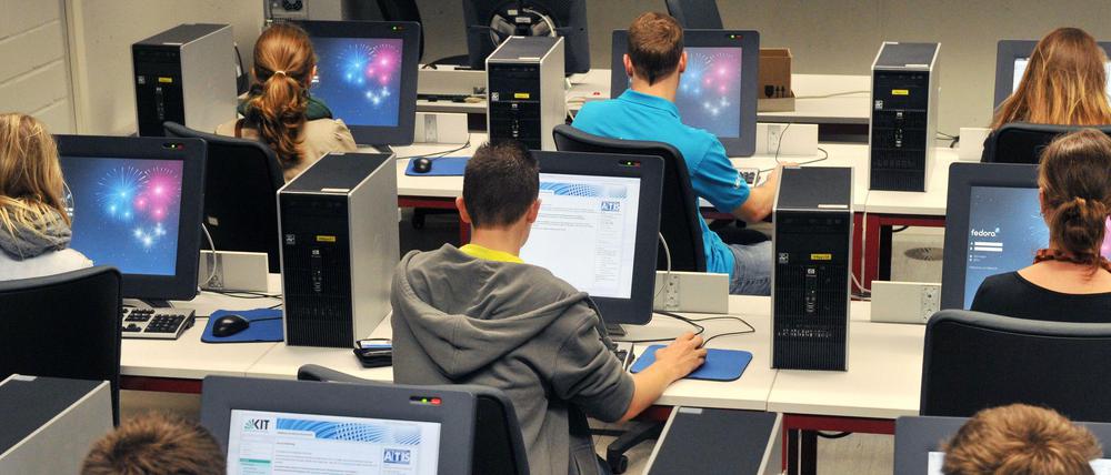 Computer sind heute auch aus dem universitären Alltag nicht mehr wegzudenken. Auf dem Fotos sieht man Studenten an der Fakultät für Informatik am Karlsruher Institut für Technologie.