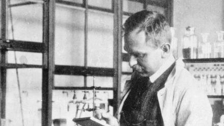 Lise Meitner mit Otto Hahn im Labor des Kaiser Wilhelm Institutes für Chemie 1925.