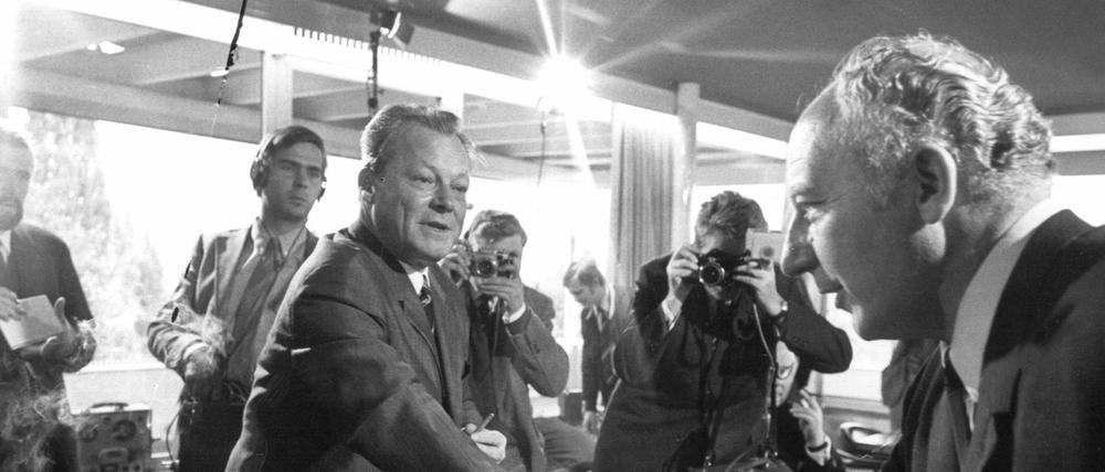 Der SPD-Vorsitzende Willy Brandt (l) gibt dem FDP-Vorsitzenden Walter Scheel vor Beginn der Koalitionsgespräche in Bonn am 01.10.1969 zur Begrüßung die Hand. Die Bundestagswahl 1969 besiegelte das Ende der Großen Koalition, die seit 1966 von Kurt Georg Kiesinger geleitet wurde: Die Union hatte zwar nur leichte Verluste hinzunehmen, SPD und FDP erreichten aber zusammen einen Vorsprung von zwölf Mandaten. Willy Brandt wurde Bundeskanzler, Walter Scheel Außenminister.