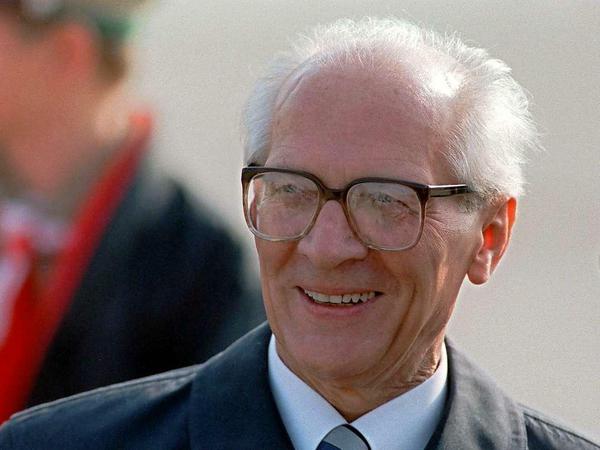 Da hat er noch gut lachen. Am 7. Oktober 1989 feiert Erich Honecker das 40. Jubiläum der DDR. Zehn Tage später endet seine Herrschaft als Staatsratsvorsitzender der DDR und als Generalsekretär des ZK der SED. Im Politbüro wird über seine "Entbindung" von allen Ämtern abgestimmt.
