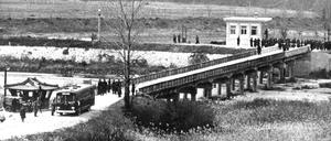 An der Grenze zwischen Nord- und Südkorea. Unser Bild entstand im Jahr 1968 und zeigt die "Brücke ohne Wiederkehr" am 38. Breitengrad, die Demarkationslinie zwischen Nord- und Südkorea bei Panmunjom.