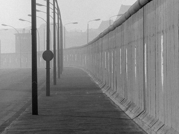 Symbol der eingeschränkten Bewegungs- und Reisefreiheit: die Berliner Mauer. Heute befindet sich an dieser Stelle die Eastside Gallery.