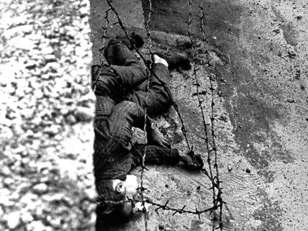 Von DDR-Grenzsoldaten angeschossen stirbt am 17. August 1962 der 18-jährige Maurergeselle Peter Fechter auf der Ostseite der Berliner Mauer. Fechter hatte mit einem Freund die Mauer an der Zimmerstraße in unmittelbarer Nähe zum Checkpoint Charlie überwinden wollen. Sein stundenlanges, öffentliches Martyrium führte zahlreichen anwesenden und wütenden Berlinern die ganze Grausamkeit des DDR-Grenzsystems drastisch vor Augen. Die Umstände seines Todes machten Fechter zu einem der bekanntesten Mauertoten. Zwischen 1961 und 1989 starben nach aktuellem Forschungsstand 136 Menschen an der Mauer: 98 Flüchtlinge, 8 Grenzsoldaten und 30 Personen aus Ost- und West-Berlin, die keine Fluchtabsichten hegten.