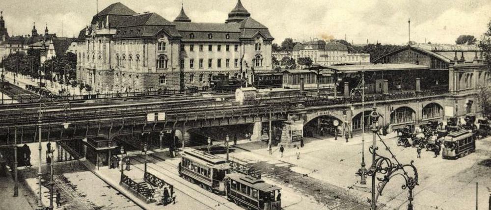 Und so fing alles an: Der alte Bahnhof Zoo, aufgenommen nach Schätzung des Fotografen in den 20er Jahren, mit Pferdekutschen und Straßenbahnen am Hardenbergplatz. Der Bahnhofsbau, wie wir ihn heute kennen, wurde 1940 fertig. 