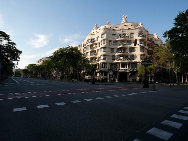 Die Boulevards von Barcelona sind noch verwaist.