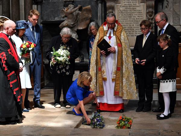 Lucy Hawking legt während der Trauerfeier in der Westminster Abbey Blumen an der Urne ihres Vaters. 