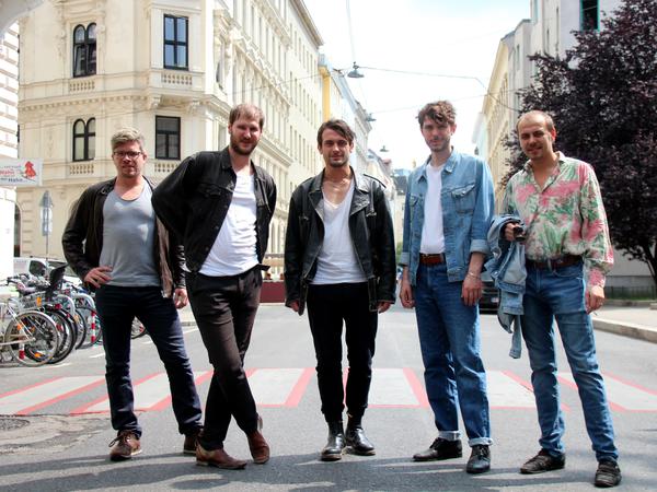 Band Wanda: Lukas Hasitschka, Michael Marco Fitzthum, Manuel Christoph Poppe, Christian Hummer und Reinhold Weber (v.l.n.r.).