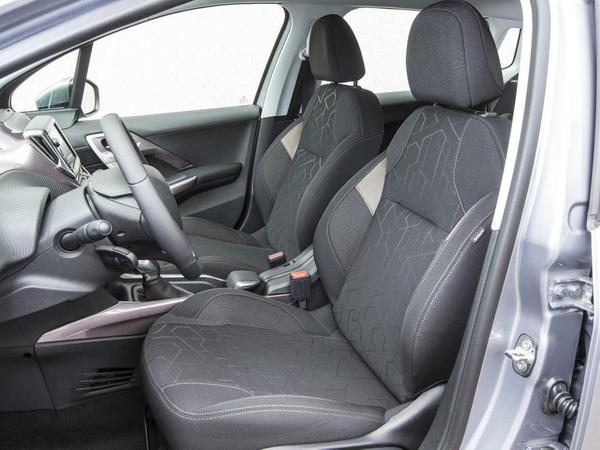 Platz bietet der Peugeot 2008 im Innenraum genug. Die Sitze könnten allerdings etwas mehr Seitenhalt bieten.