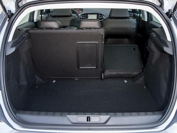 Mit 420 Litern gehört der Kofferraum des Peugeot 308 zu den größeren in seiner Klasse. Die Durchlademöglichkeit ist praktisch, die Kante bei umgelegter Rückbank weniger.