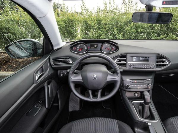 Französische Verspieltheit adé: Der neue Peugeot hat in Sachen Material und Verarbeitung einen großen Schritt gemacht im Vergleich zum Vorgänger und das ungewöhnliche i-Cockpit ist ein echter Blickfang.
