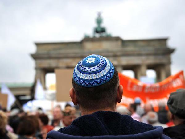 Eine Kundgebung gegen Antisemitismus vor dem Brandenburger Tor in Berlin im Jahr 2014.