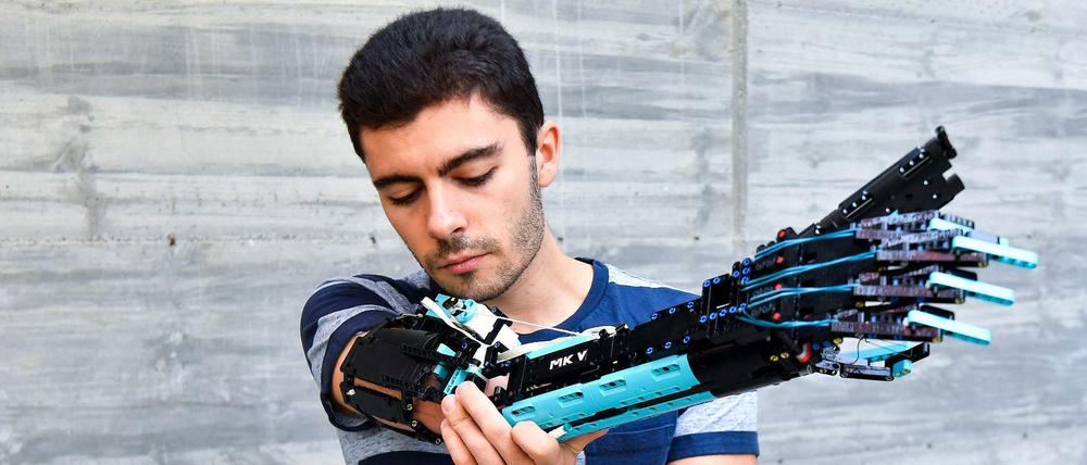 David Aguilar zeigt seine bewegliche Unterarmprothese aus Legosteinen.