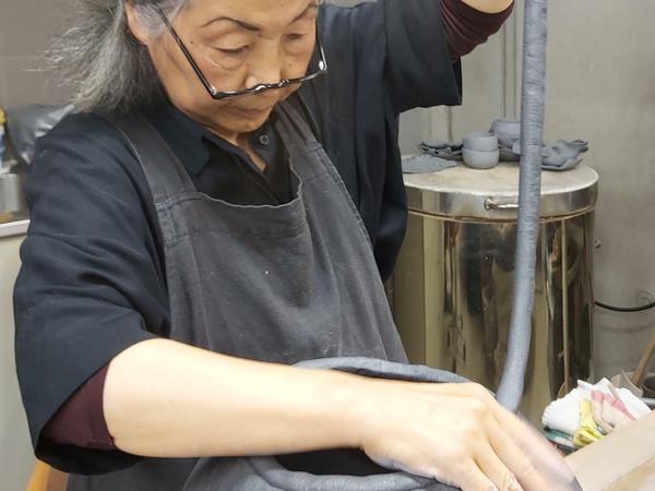 In ihrem offenen Atelier auf der Galerie töpfert Jinok Kim-Eicken die Keramiken für das "NaNum" und bietet sie auch zum Verkauf