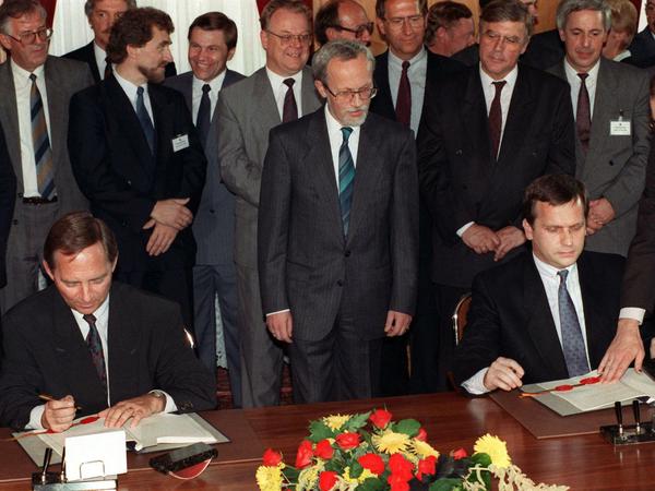 Wolfgang Schäuble und Günther Krause bei der Unterzeichnung der Urkunden zum Einigungsvertrag am 31.08.1990. In der Mitte DDR-Ministerpräsident Lothar de Maiziere.