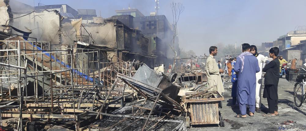 Menschen inspizieren am 8. August die Trümmer von Geschäften, die bei Kämpfen zwischen den Taliban und afghanischen Sicherheitskräften zerstört wurden. Die militant-islamistischen Taliban haben die Provinzhauptstadt Kundus im Norden des Landes eingenommen.