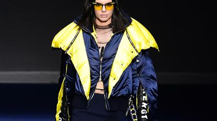Mit diesem Outfit von Versace könnte man direkt auf die Ski-Piste 
