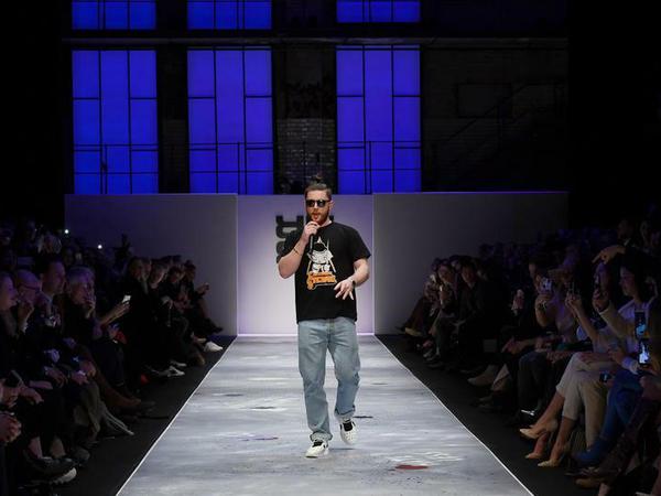 Der deutsche Rapper Bausa ist mit seinem Hit "Was du Liebe nennst" bei der Modenschau von Riani aufgetreten