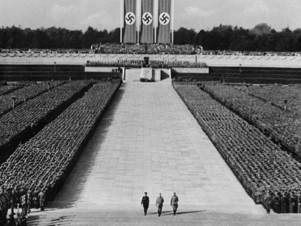 Mit Riefenstahl dreht Allgeier den Propagandafilm „Triumph des Willens“.