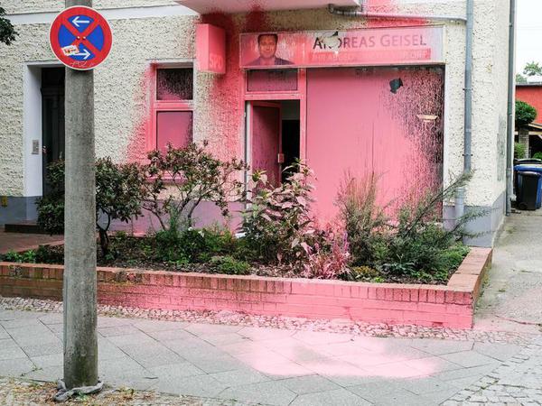 Mit rosa Farbe ist das Bürgerbüro von Berlins Innensenator Andreas Geisel in Berlin-Karlshorst in der Döhnhoffstraße beschmiert.