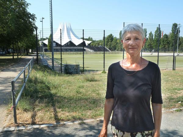 Seit 2001 ist das Tempodrom am Anhalter Bahnhof zu finden. Irene Moessinger mag den umzäunten Sportplatz vor dem Eingang nicht.