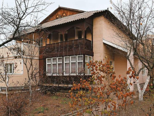 Open-Air-Museum sowjetischer Baukunst: Ein Haus mit georgischen Stilelementen - im ukrainischen Slawutytsch.