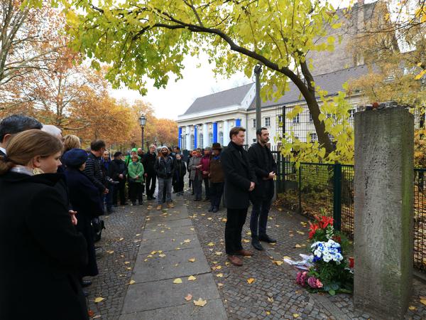 Am Jahrestag der Pogromnacht wird vor dem Gedenkstein gedacht.
