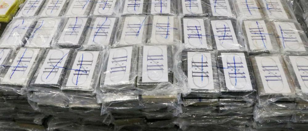 Päckchen mit Kokain liegen in einem Lagerraum des Hamburger Zolls.