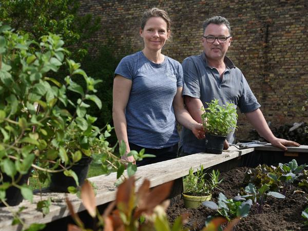 Sonja und Peter Frühsammer düngen ihre Beete mit kompostierten Resten aus ihrem Restaurant