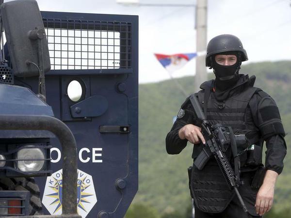 Bei einer Razzia der Polizei im von Serben bewohnten Nord-Kosovo gab es Auseinandersetzungen.