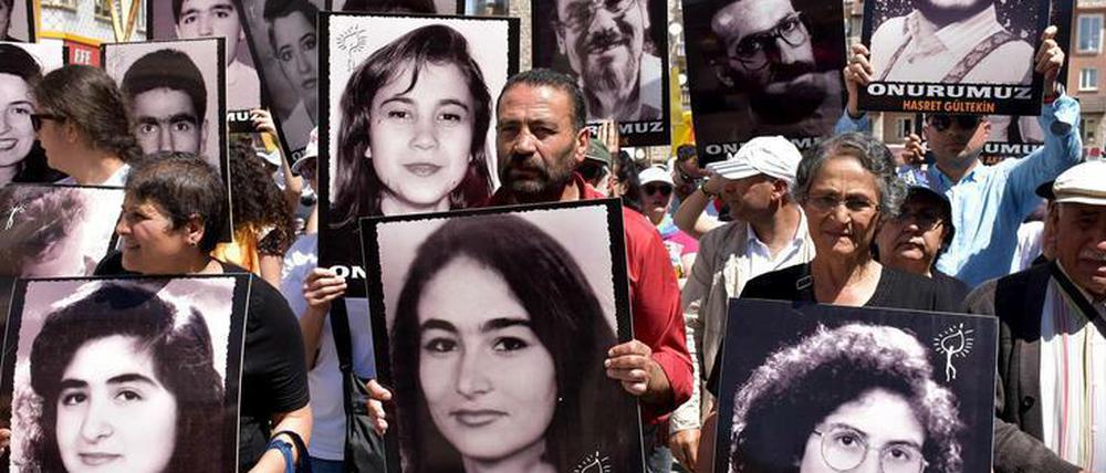 Am 25. Jahrestag protestieren Hinterbliebene der Opfer des Massakers vom 2. Juli 1993 im türkischen Sivas.