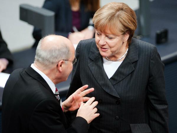 Bundeskanzlerin Angela Merkel (CDU) und Gregor Gysi (Die Linke) während einer Sitzung im Bundestag in Berlin. 