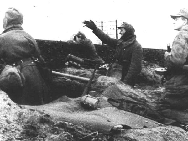 Im Frühjahr 1945 starben an der Oder noch Zehntausende. Das Bild zeigt deutsche Soldaten in den Seelower Höhen.