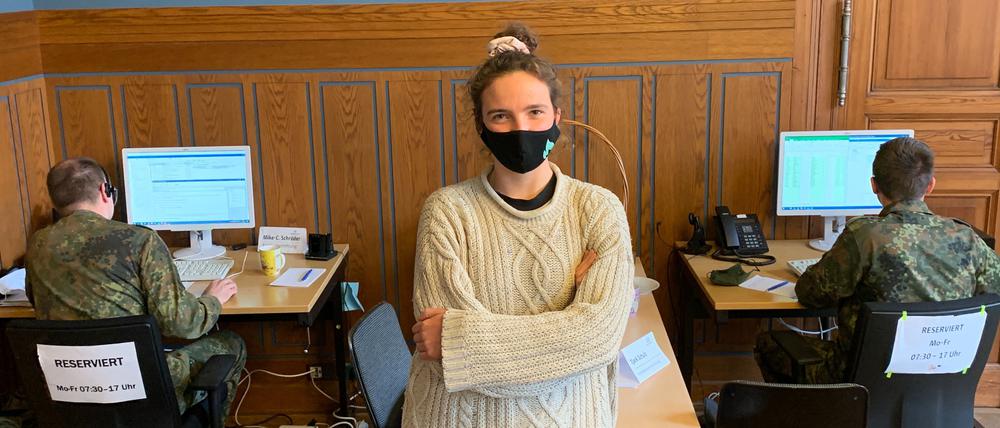 Studentin Stella Lammel, im Einsatz gegen das Virus im Rathaus Pankow.