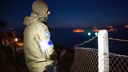 Die Frontex-Beamten, hier auf Lesbos, sollen die EU-Mitgliedsstaaten bei der Sicherung der Außengrenzen unterstützen.
