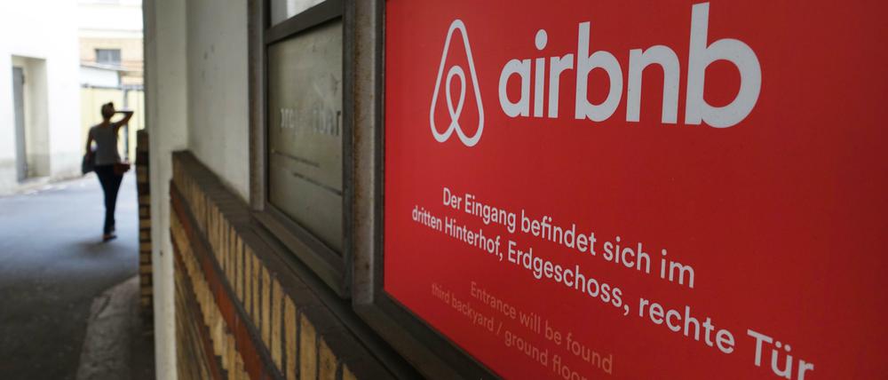 Seit Mai 2016 gilt in Berlin das Zweckentfremdungsverbot. Jeder Airbnb-Vermieter muss bei seinem Bezirk einen Antrag stellen.